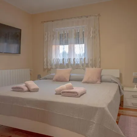 Poolside House Semesterbostad *