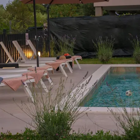 Poolside House Semesterbostad