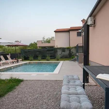 Poolside House Semesterbostad