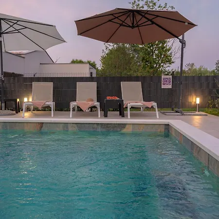 Poolside House Ferienhaus *