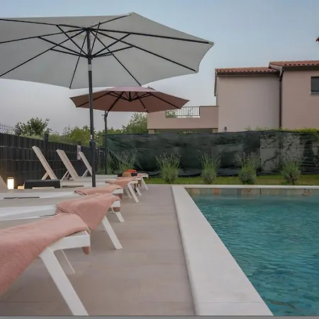 Poolside House Ferienhaus *