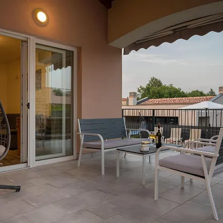 Poolside House Ferienhaus