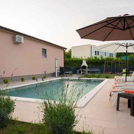 Feriehus Poolside House