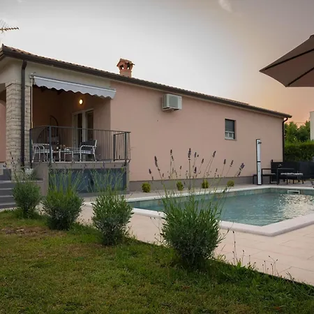 Poolside House Ferienhaus *