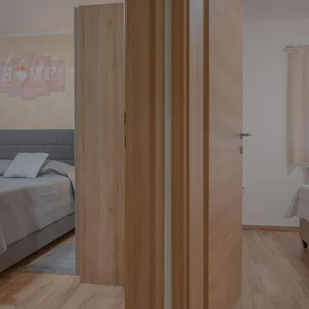 Semesterbostad Poolside House *