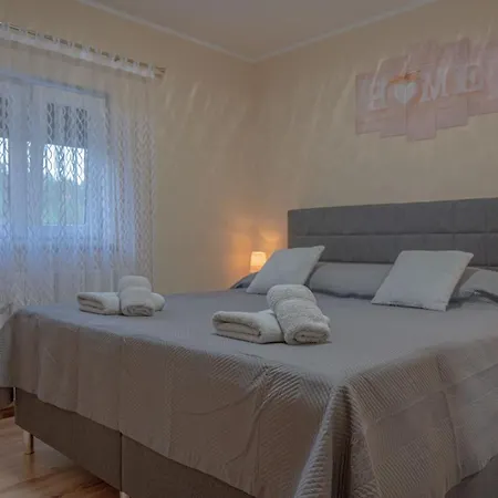 Poolside House Semesterbostad