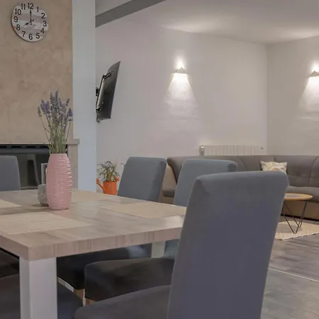 Poolside House Semesterbostad *