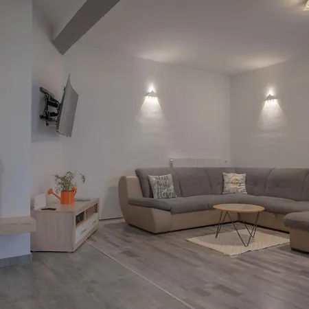 Ferienhaus Poolside House *