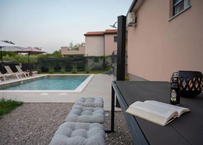 Vikendica Poolside House