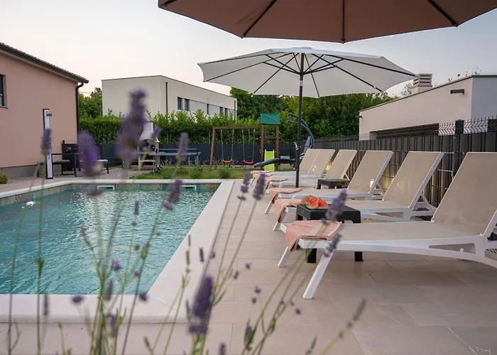 Prázdninový dům Poolside House *