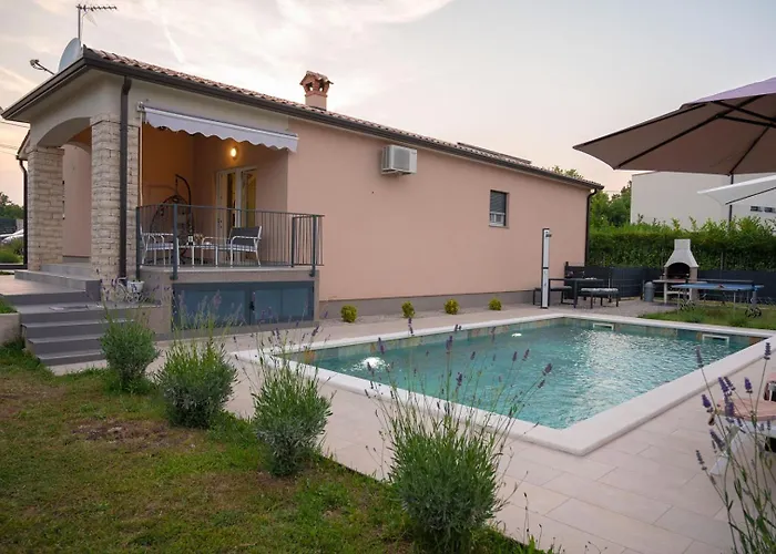 Vikendica Poolside House