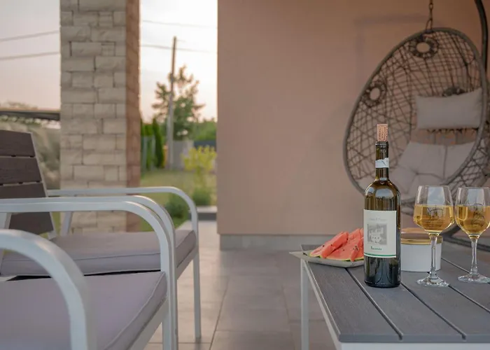 Prázdninový dům Poolside House *