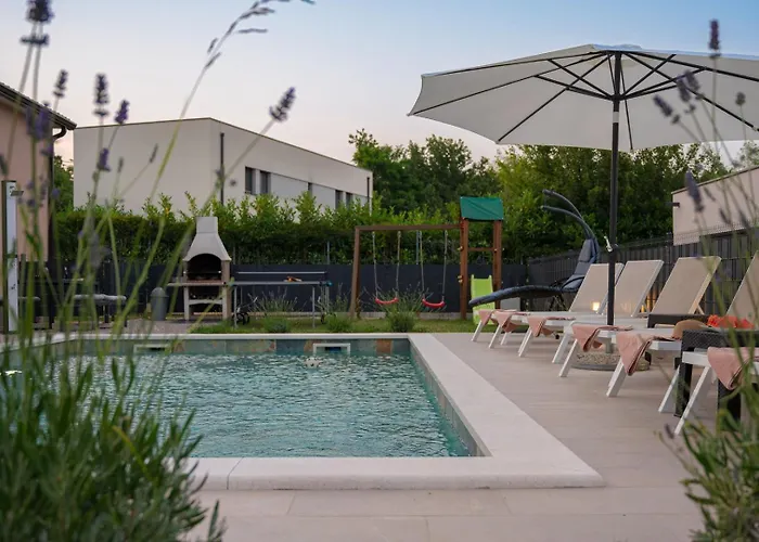 Vikendica Poolside House