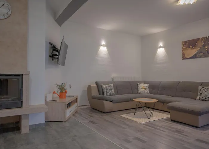 Vikendica Poolside House *